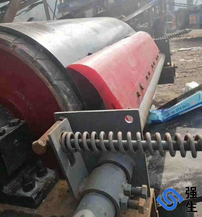 濱州強(qiáng)生重工(電話18366865222)專(zhuān)注生產(chǎn)聚氨酯清掃器清掃器,輸送帶清掃器,皮帶機(jī)清掃器,聚氨酯清掃器,皮帶清掃器,聚氨酯刮刀、聚氨酯刮板、清掃器刮板、聚氨酯清掃器
